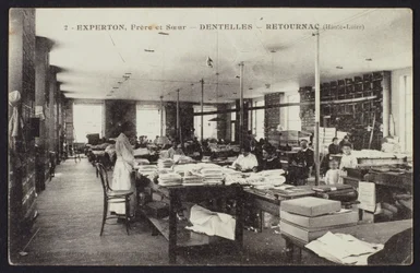 Postal que representa la fábrica de encajes Experton, Frere et Soeur, en Retournac, c.1900